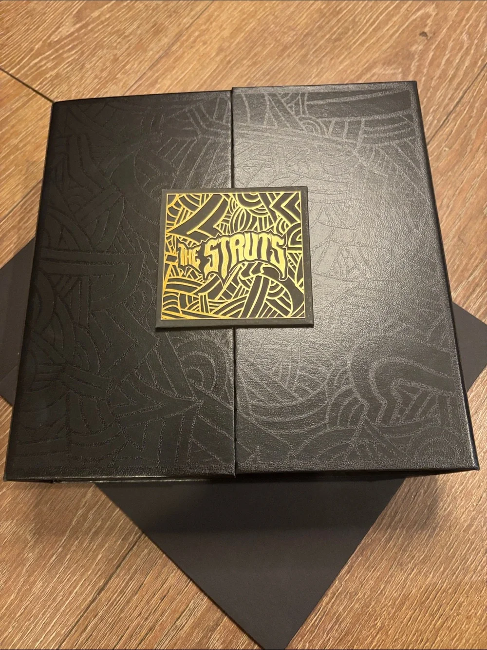 Limited edition of THE STRUTS x misfit “The time is now” watch box set